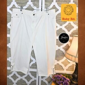 Ruby Rd. Favorites White Side Elastic Waist Silver Disk Accent Capri Pants 18